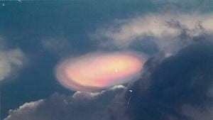 Un Ufo? No, è una grossa nuvola circolare, color rosso-arancio... 