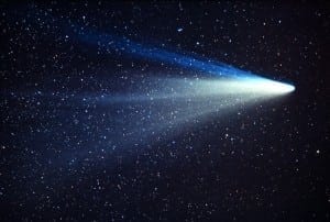 Foto di una cometa; Appaiono ben visibili le sue due code: una di pulviscolo (in bianco) e una di particelle ionizzate (blu).