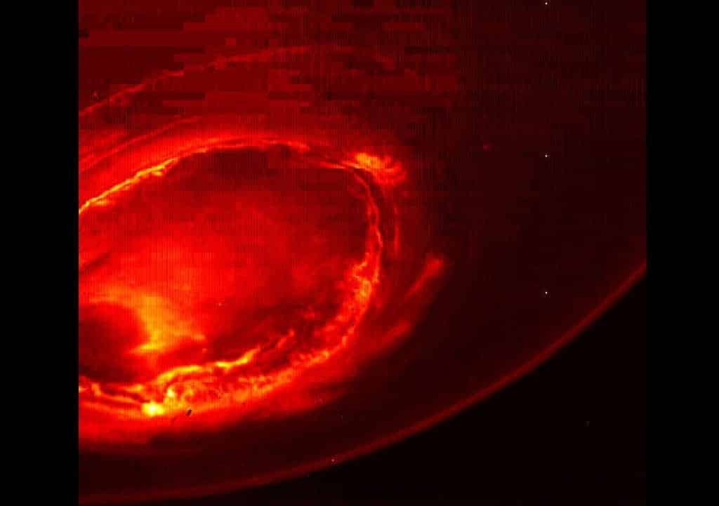 Questa è la prima ripresa "strumentale" di Juno: qui si vede l'aurora "australe" di Giove osservata con JIRAM, lo strumento di osservazione aurorale all'infrarosso montato sulla sonda.