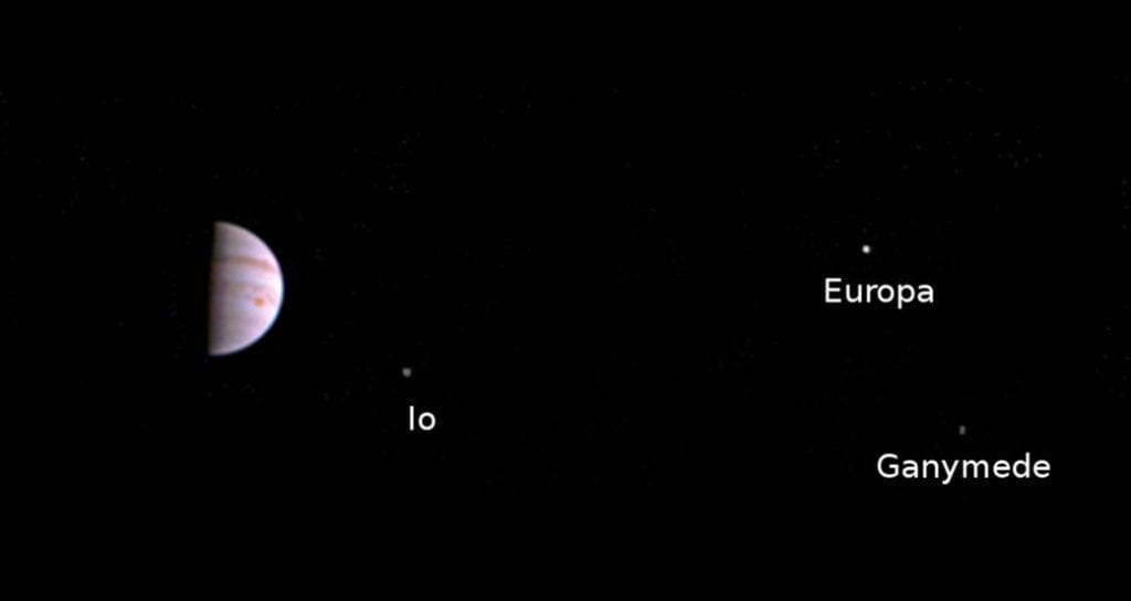 Giove insieme a tre dei quattro satelliti "Medicei", visti dalla sonda Juno in avvicinamento al sistema.