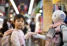 una bambina che tiene per mano un root della sua altezza su uno sfondo urbano