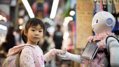 una bambina che tiene per mano un root della sua altezza su uno sfondo urbano