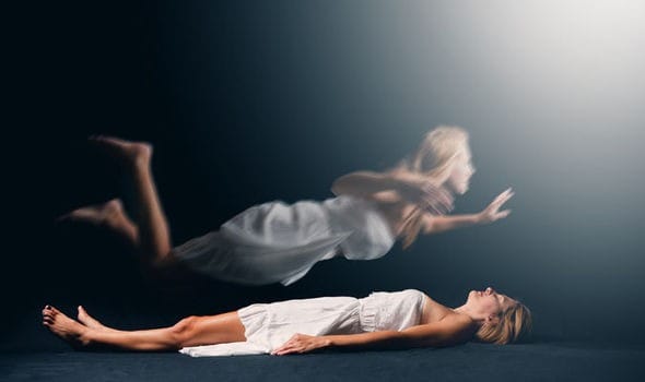una donna con vestito bianco sdraiata sul dorso che sembra avere un'esperienza extracorporea con una sorta di anima che le esce dal corpo
