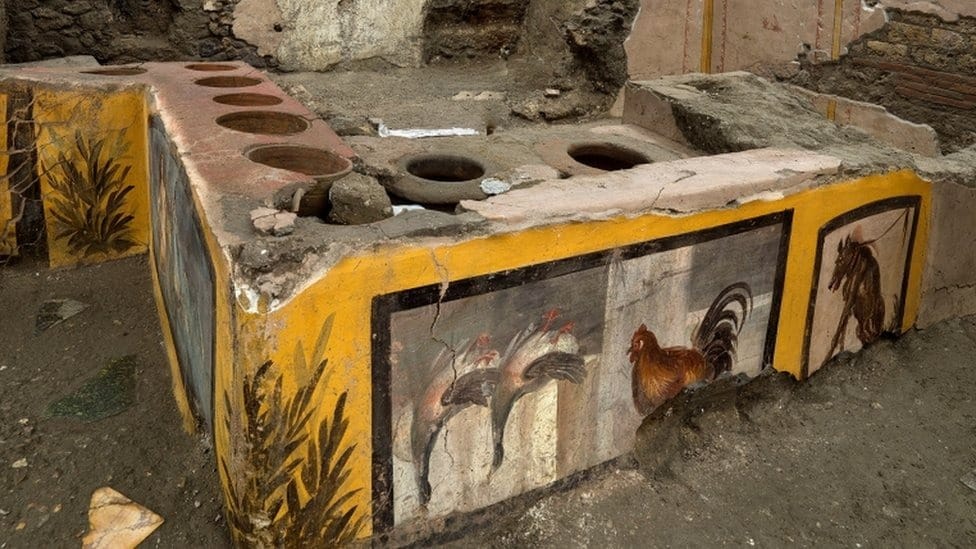 un bancone trovato a pompei dove venivano conservati i cibi in strada