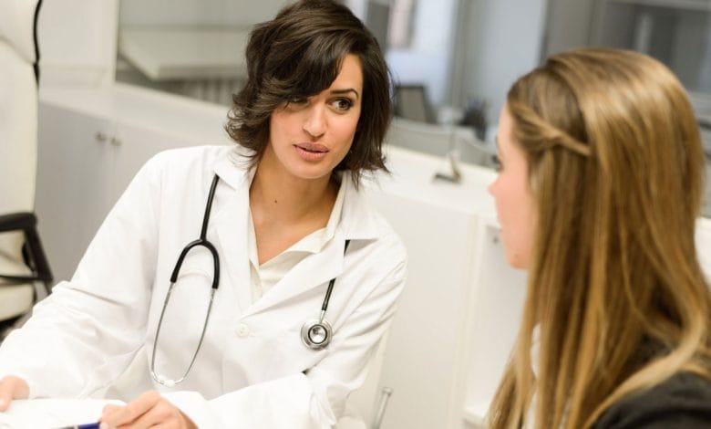 una dottoressa parla alla sua paziente di ozonoterapia