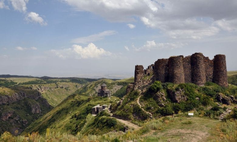 una fortezza in pietra su delle colline verdi