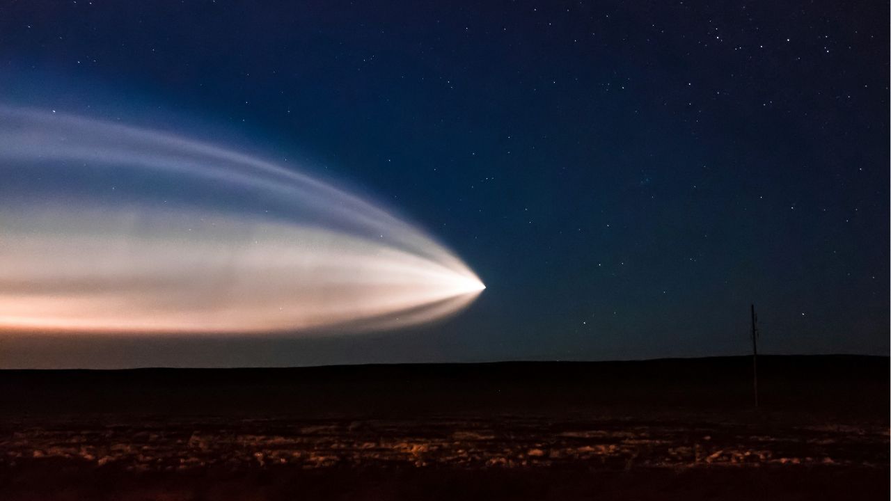 raggi di luce causati da oggetto che vaga nello spazio durante la notte