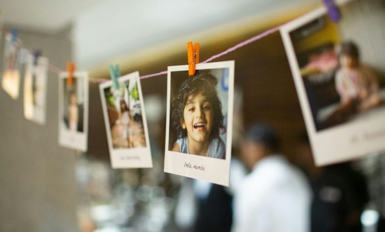 delle fotografie in miniatura stile polaroid appese su un filo con delle mollette