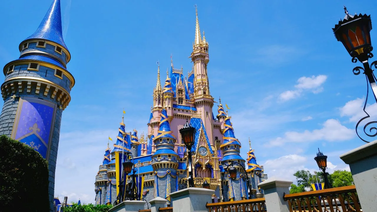 un castello principesco di disneyland a disney world