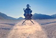 Volonaut Airbike di un'azienda polacca in volo sul deserto