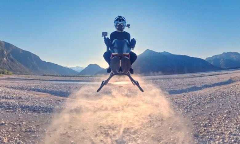 Volonaut Airbike di un'azienda polacca in volo sul deserto