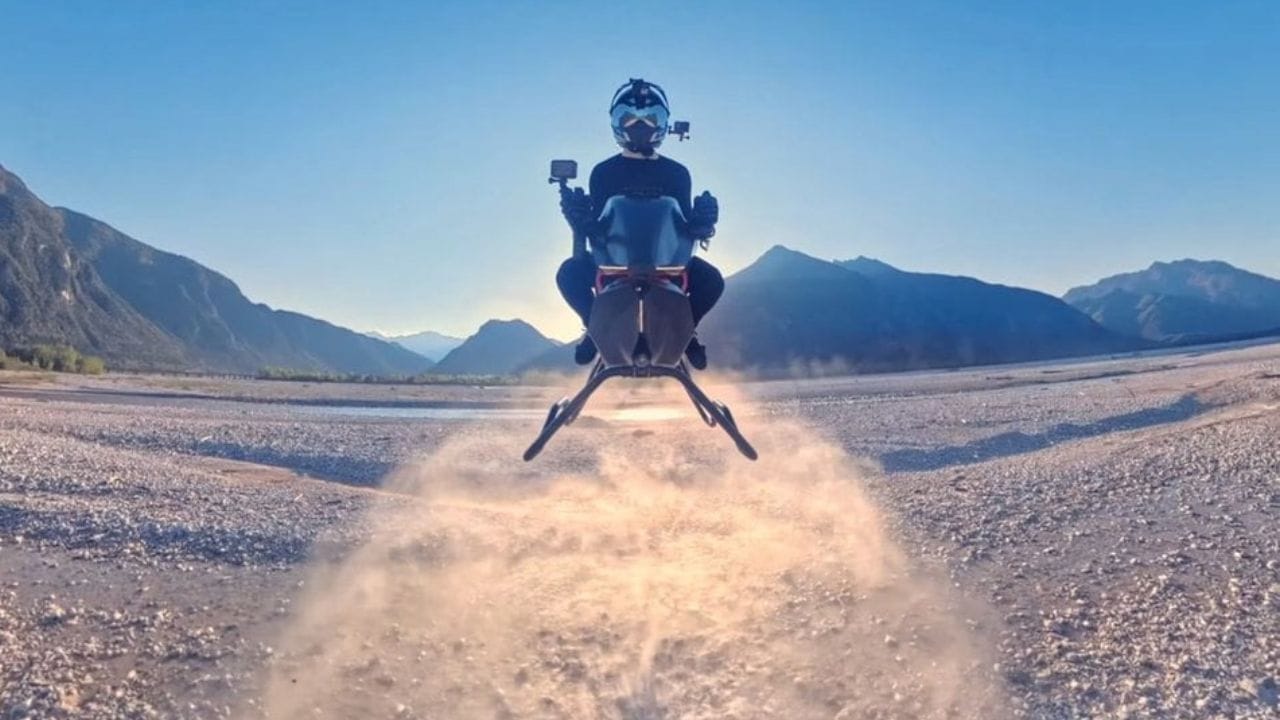 Volonaut Airbike di un'azienda polacca in volo sul deserto