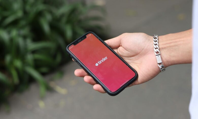 uno smartphone con la home page di tinder, la dating app