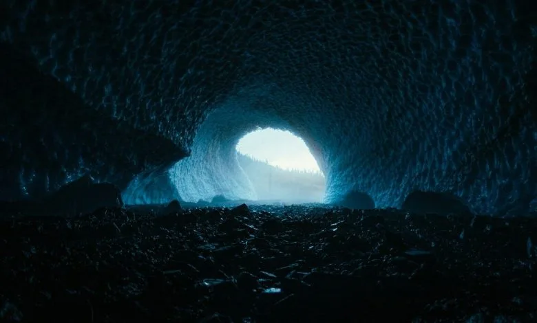 l'ingresso di una grotta vista da dentro