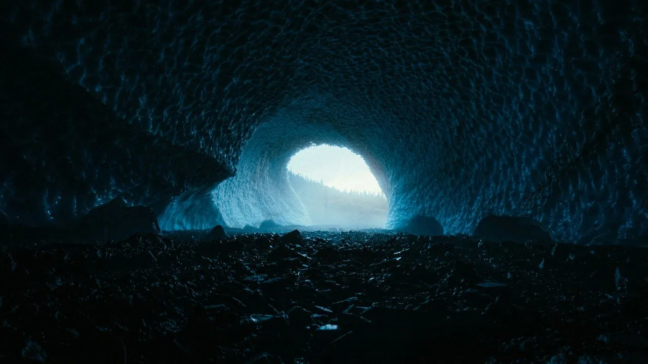 l'ingresso di una grotta vista da dentro