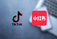 i loghi di tiktok e rednote su un'immagine sfocata che mostra una tastiera e uno smartphone