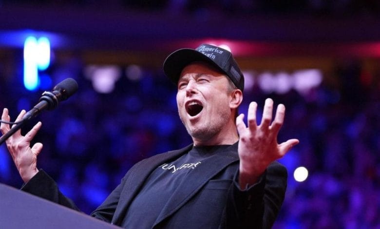 elon musk che esulta durante le presidenziali di trump con il cappellino del presidente