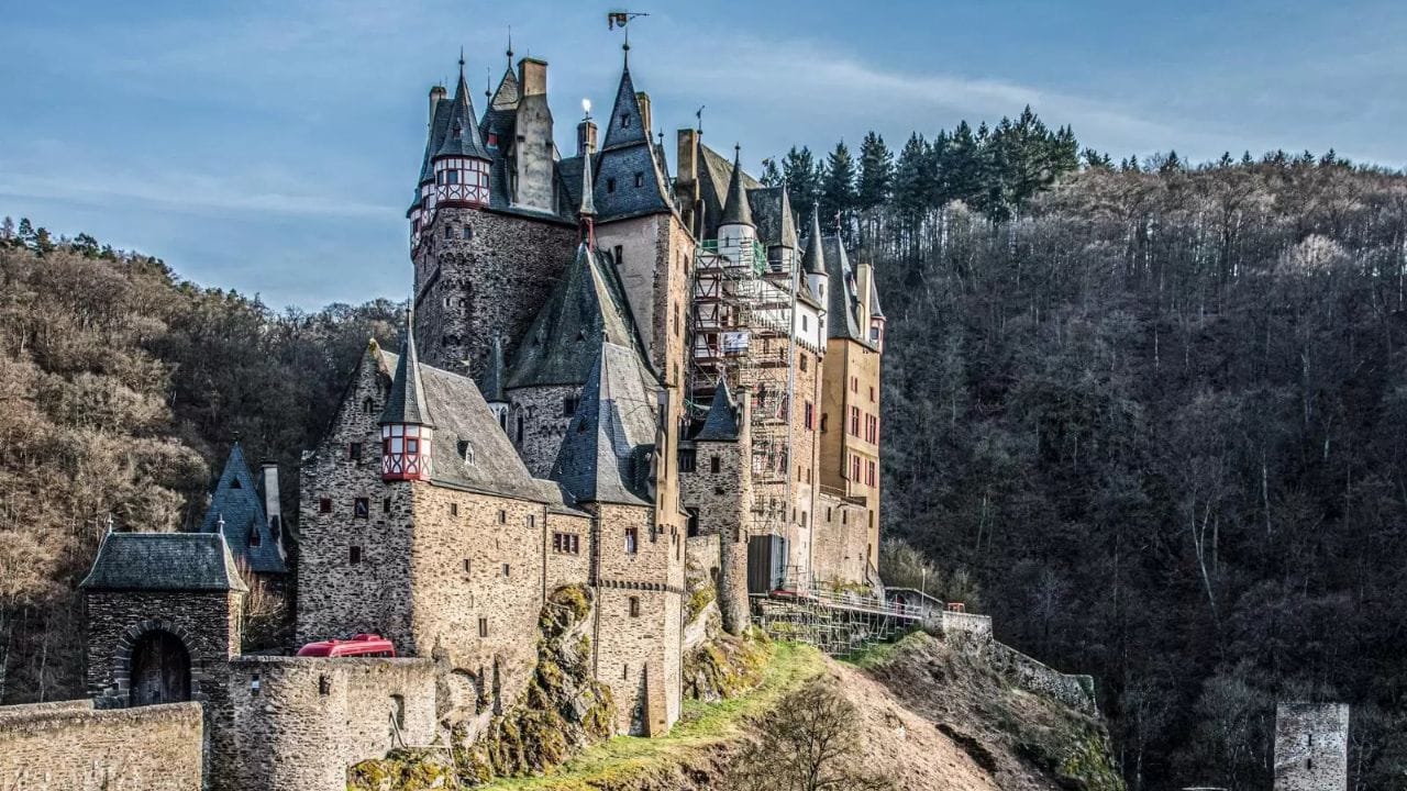 il castello di Eltz in germania, posto su una vallata