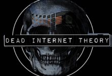 un teschio con la scritta dead internet theory che sta ad indicare una teoria per la quale 'internet sarebbe morto e manovrato da bot