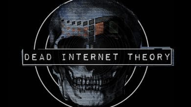 un teschio con la scritta dead internet theory che sta ad indicare una teoria per la quale 'internet sarebbe morto e manovrato da bot