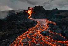 la colata di lava di un vulcano ancora incandescente