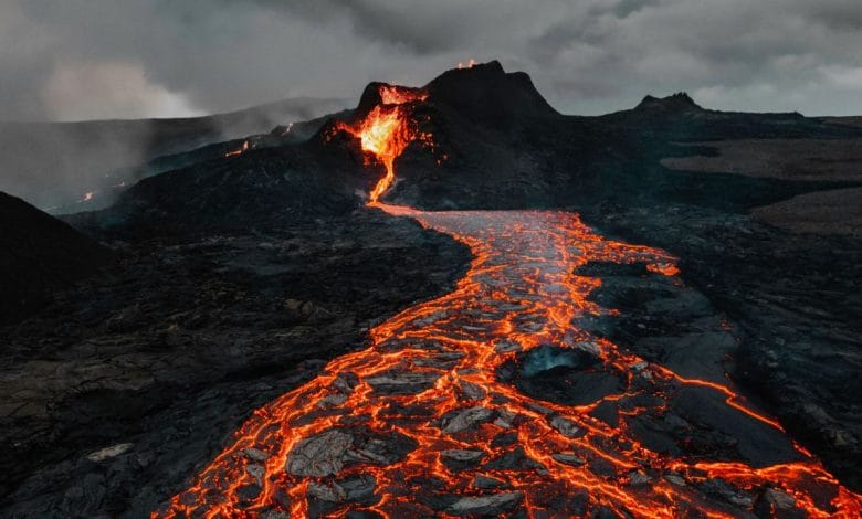 la colata di lava di un vulcano ancora incandescente