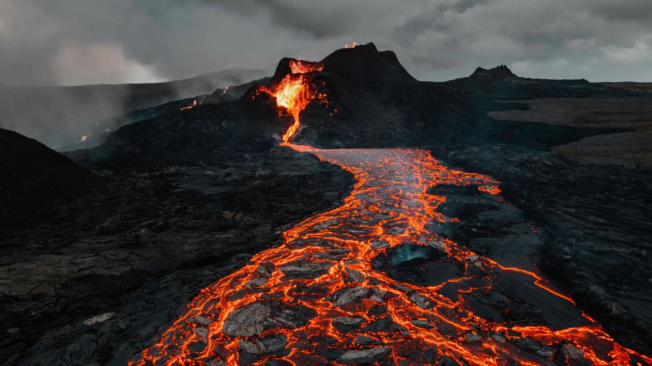 la colata di lava di un vulcano ancora incandescente