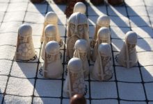 alcune pedine poste al centro della tavola da gioco di Hnefatafl