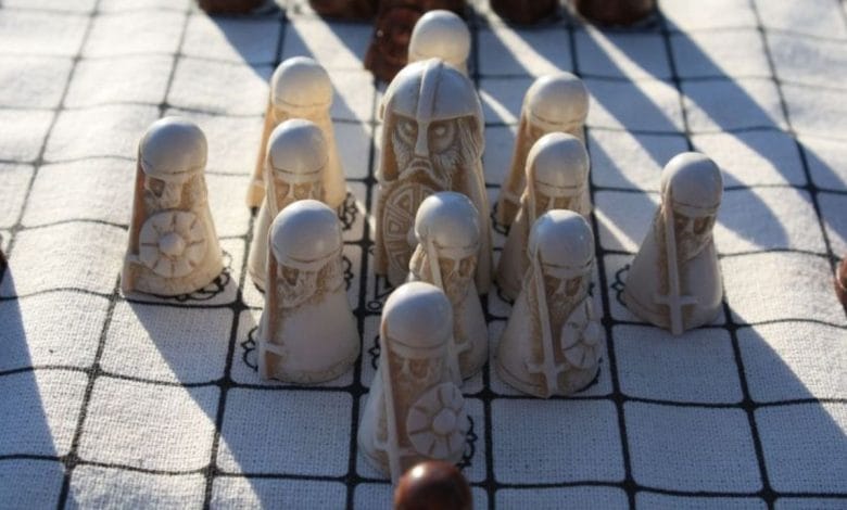 alcune pedine poste al centro della tavola da gioco di Hnefatafl