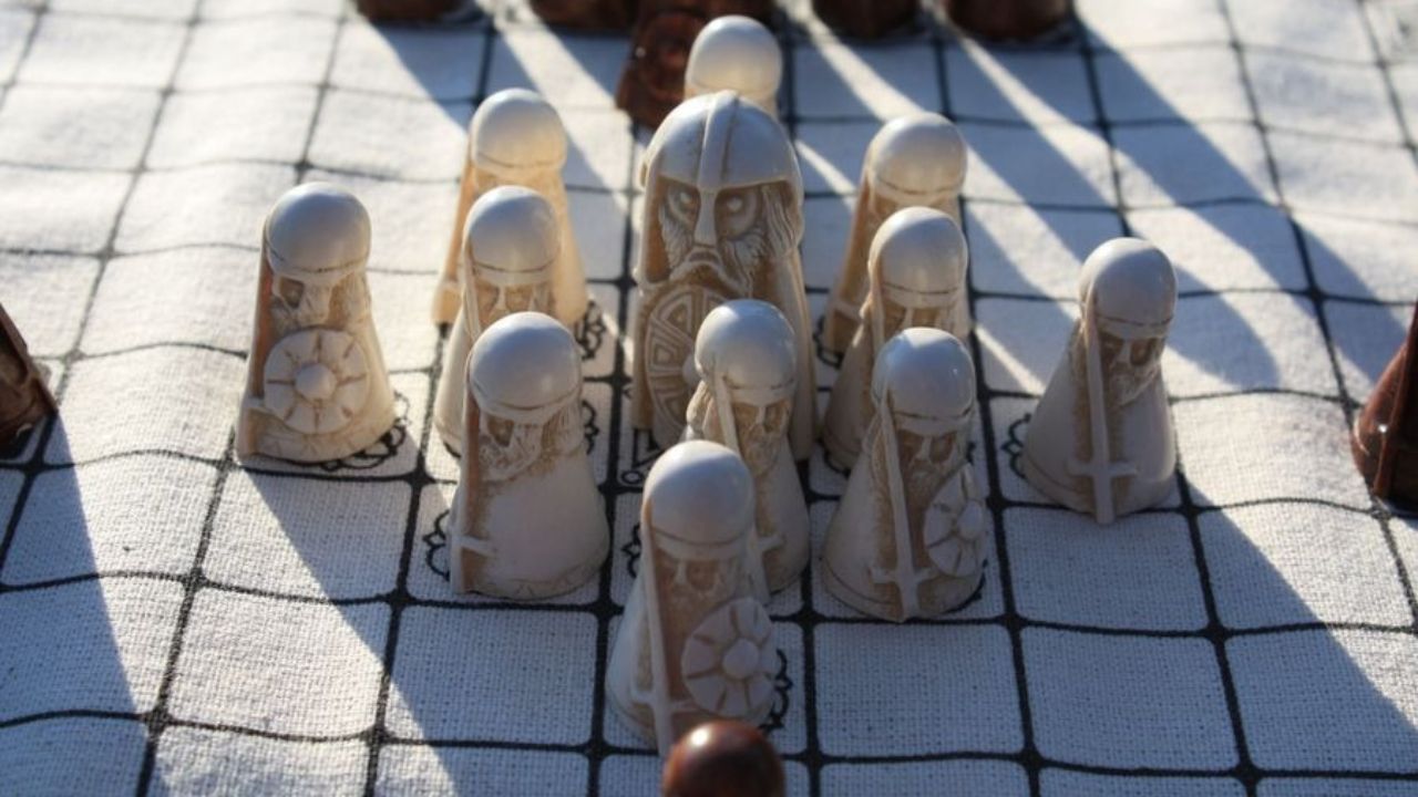 alcune pedine poste al centro della tavola da gioco di Hnefatafl