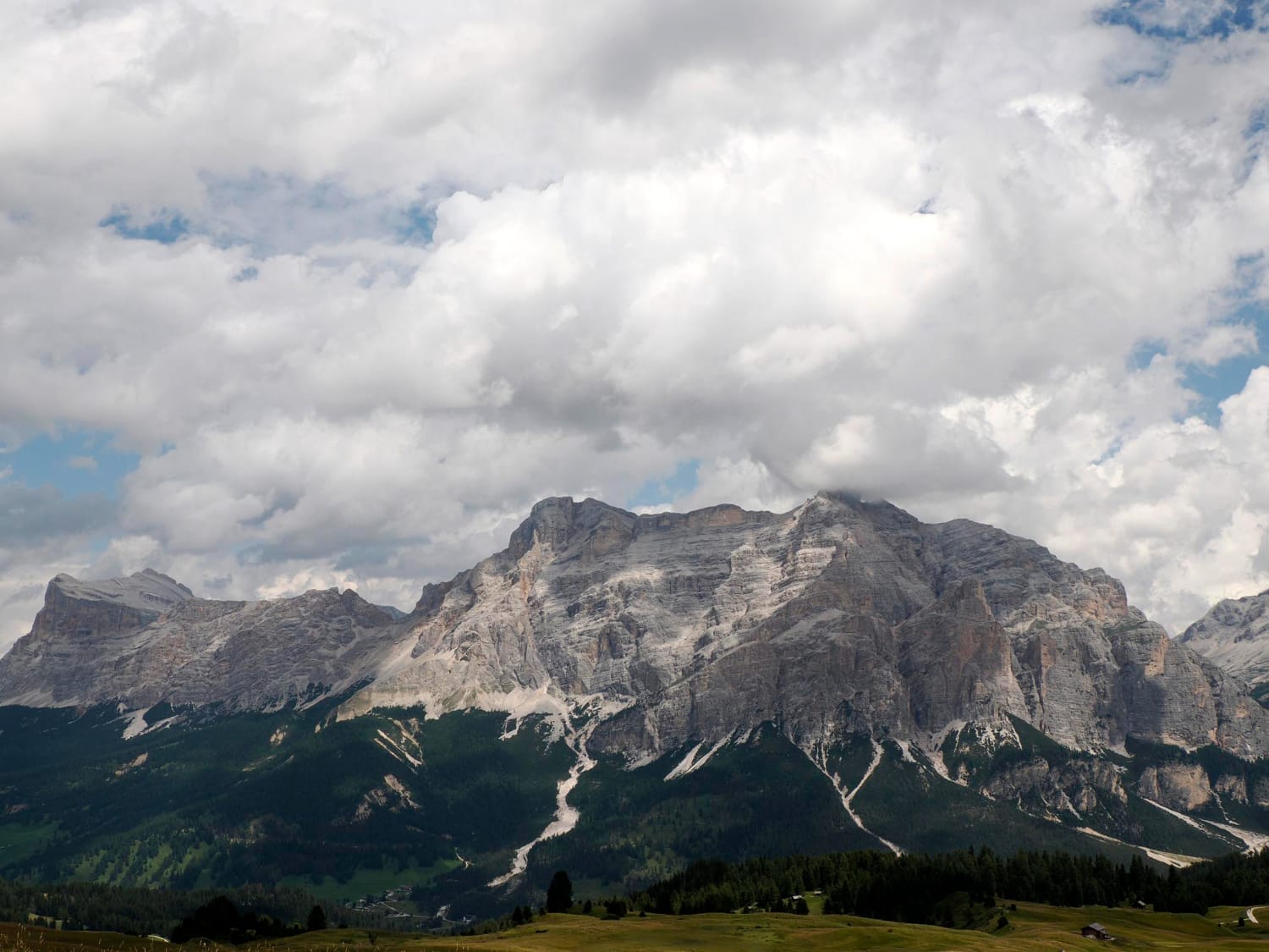 una foto di alcune alpi in Italia