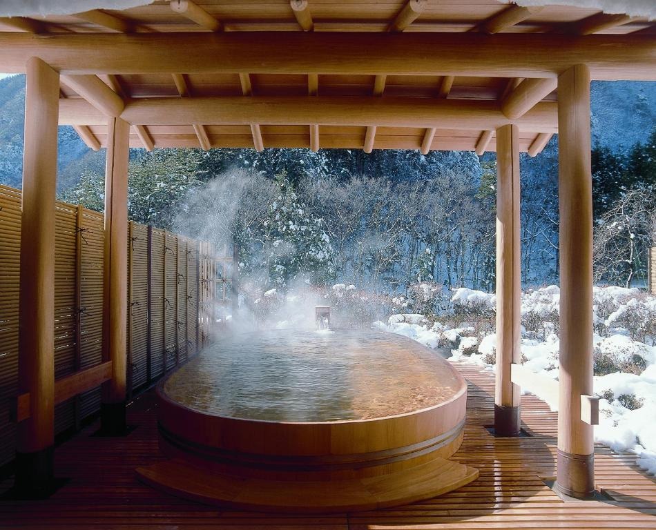 le terme interne ed esterne del Nishiyama Onsen Keiunkan