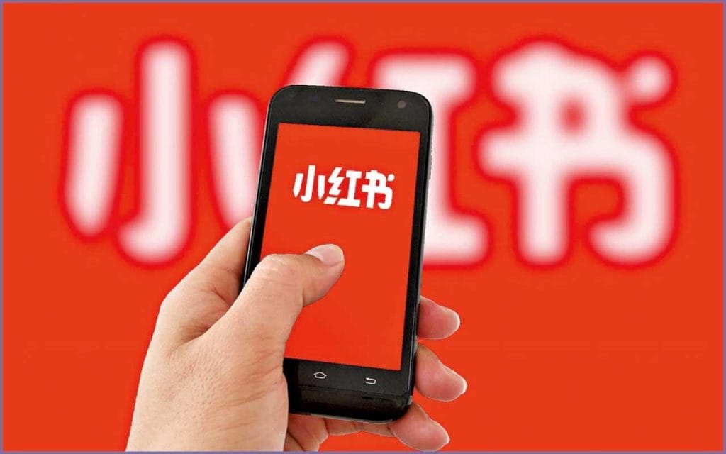 uno smartphone con il logo dell'app rednote o xiaohongshu