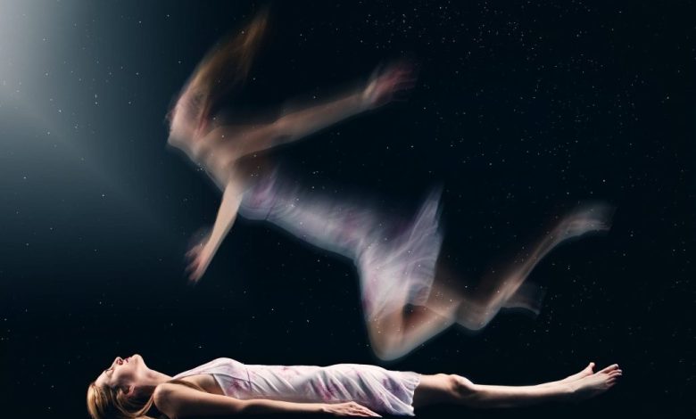 una donna con vestito bianco sdraiata sul dorso che sembra avere un'esperienza extracorporea con una sorta di anima che le esce dal corpo