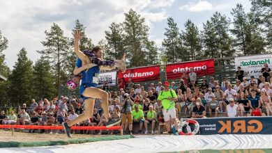 Scatto del campionato di trasporto moglie (Eukonkanto) o Wife Carrying