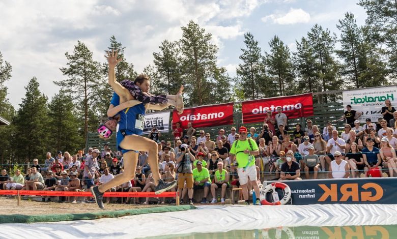 Scatto del campionato di trasporto moglie (Eukonkanto) o Wife Carrying