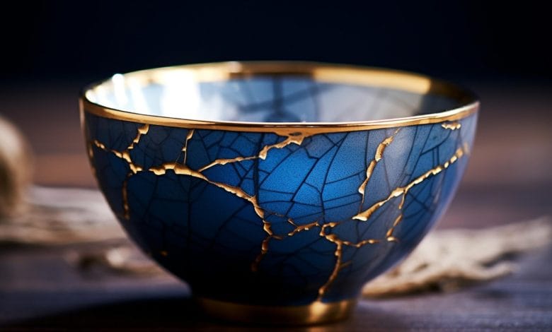una tazza riparata con la tecnica del Kintsugi