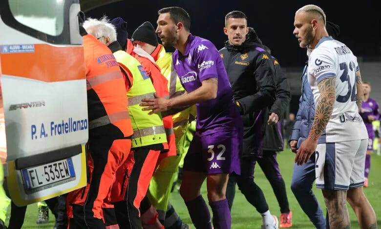 Calciatori di Fiorentina e Inter si accalcano vicino l'ambulanza che trasporterà Bove all'ospedale