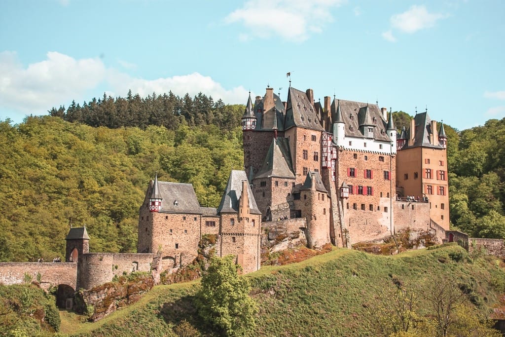 die Burg Eltz in Deutschland, auf einem Tal gelegen, in ihrer ganzen Länge