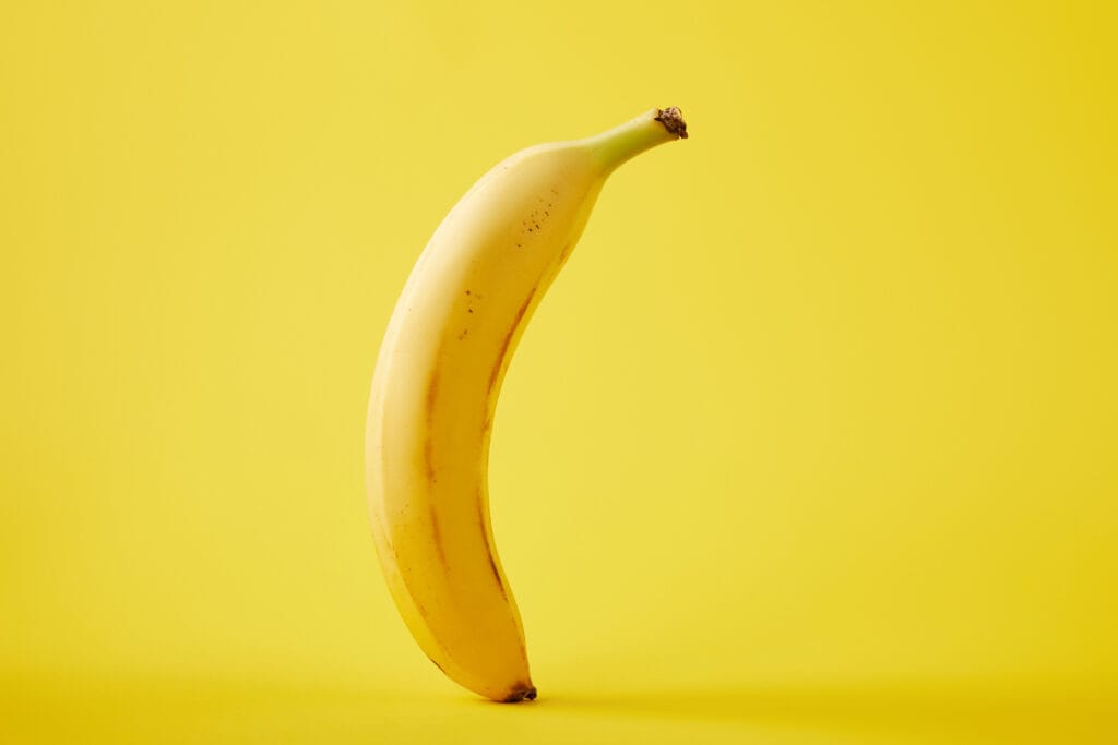 banana su sfondo giallo