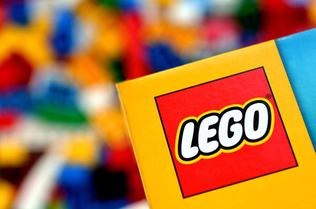 logo della lego con mattoncini sfocati in background