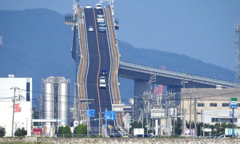 una foto da lontano del ponte eshima ohashi in giappone, con le automobili che passano sulle corsie