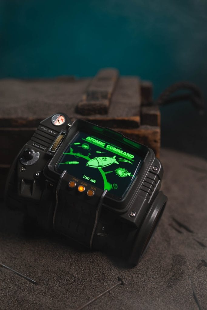 L'iconico gioco Atomic Command su Pip-Boy 3000, adattato per le esigenze di uno schermo piccolo 