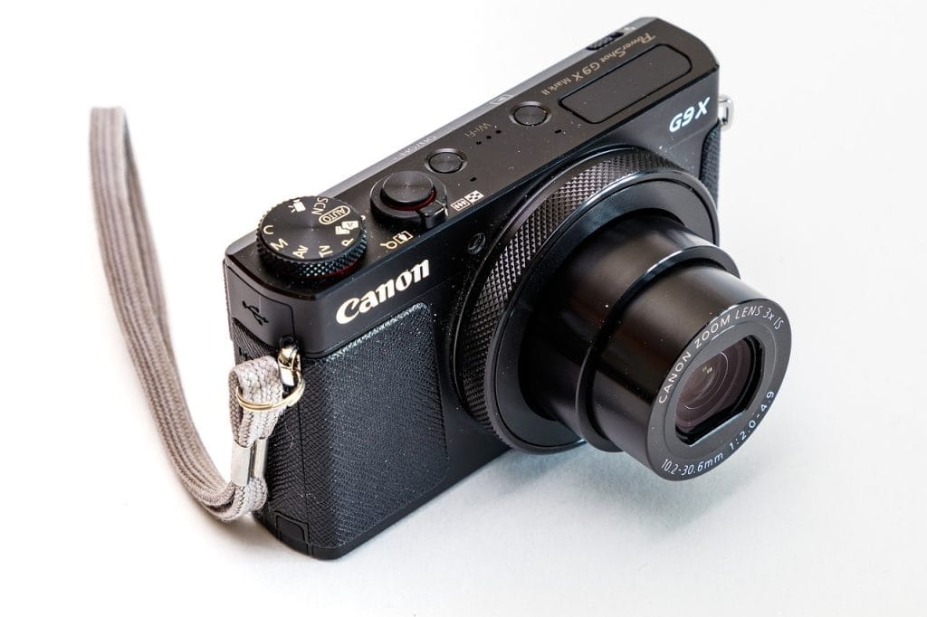 Una fotocamera digitale nera della Canon