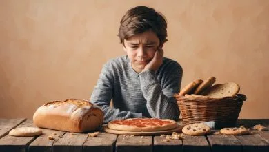 un ragazzo celiaco pensieroso davanti a dei prodotti con glutine