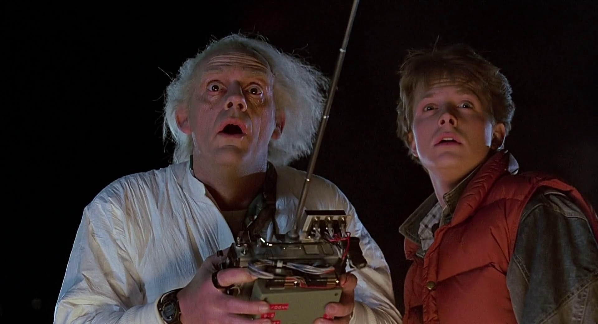 doc brown e marty mc fly in una scena di ritorno al futuro