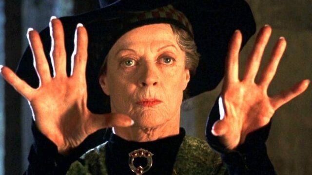 maggie smith in una scena di harry potter