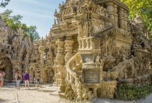 una foto che cattura Palais Idéal e la sua entrata principale