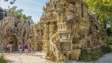 una foto che cattura Palais Idéal e la sua entrata principale