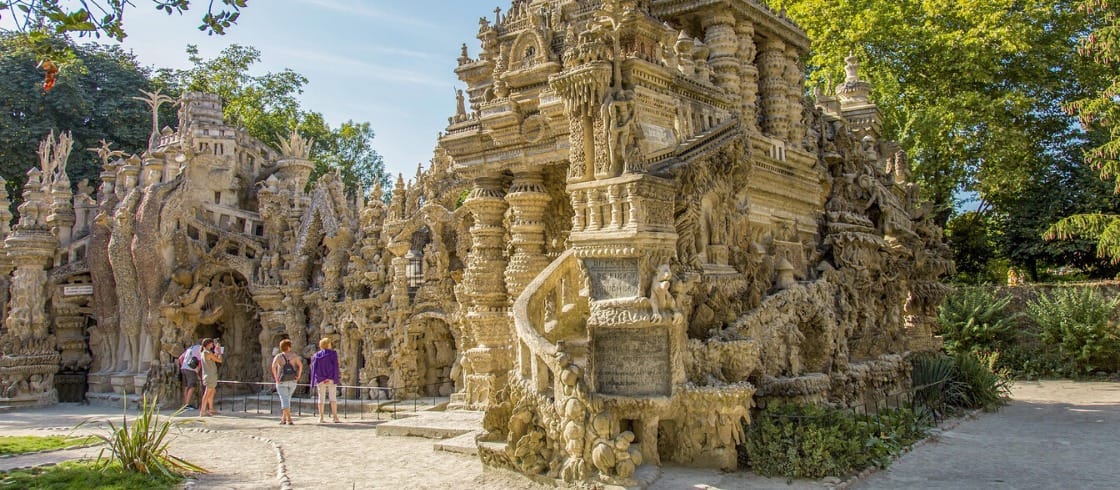 una foto che cattura Palais Idéal e la sua entrata principale